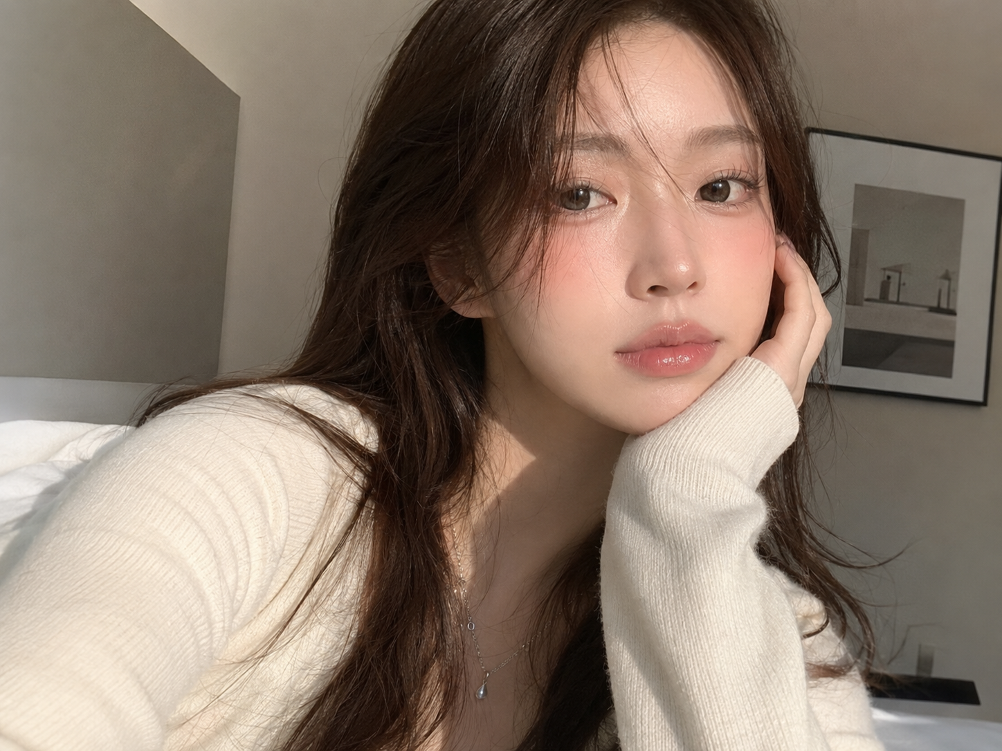 밝은 홈오피스에서 재택근무를 하며 자연광을 받는 여성의 건강한 피부 라이프스타일 이미지
